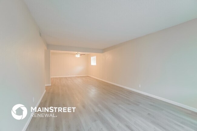 Foto del edificio - 1541 E Flower Cir