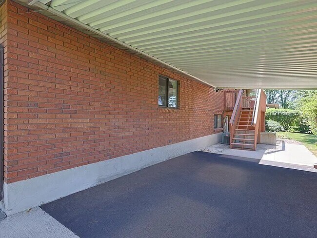Building Photo - 132 S Larkin Ln