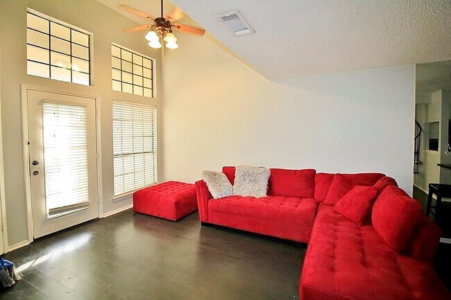 Foto del edificio - 5590 Spring Valley Rd