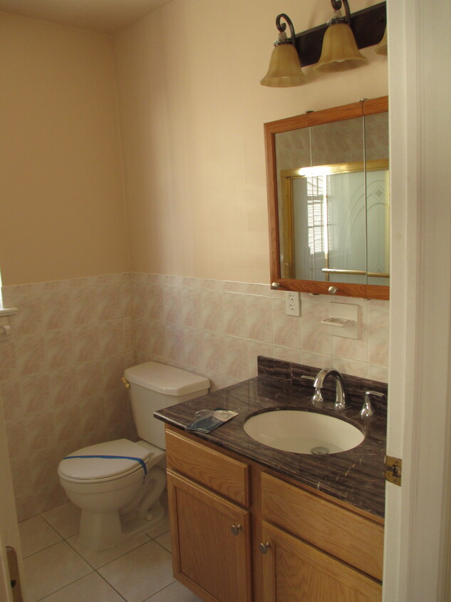 Main Bathroom - 523 Lidgerwood Ave