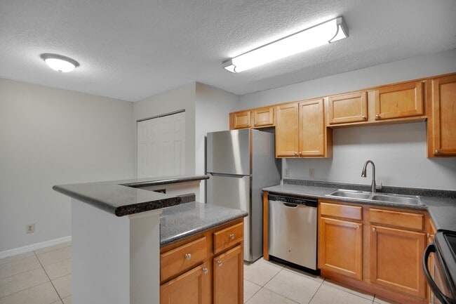 Photo - 305 Lakepointe Dr Townhome