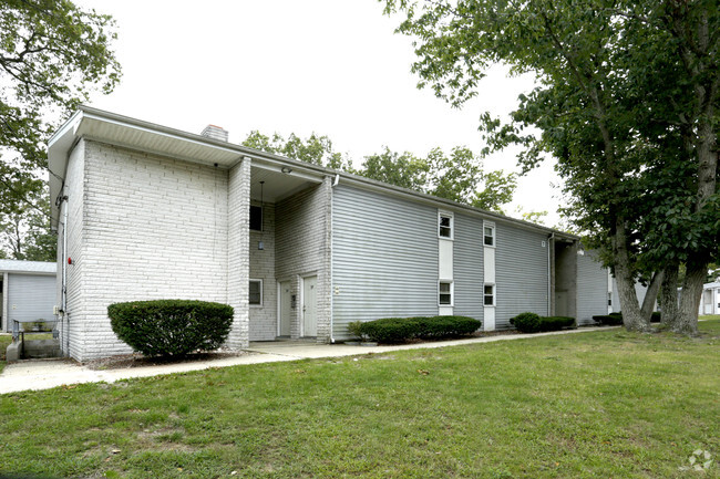 Building Exterior - Silver Ridge Apartments