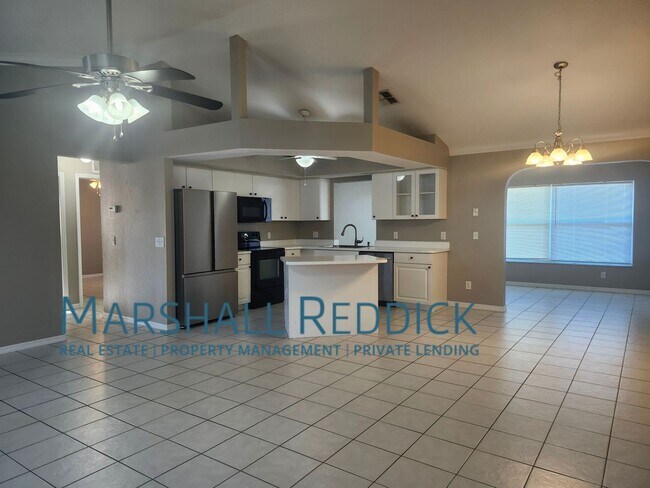 Foto del edificio - 3 BED 2 BATH SINGLE FAMILY HOME ON FRESH WATER CANAL WITH DOCK