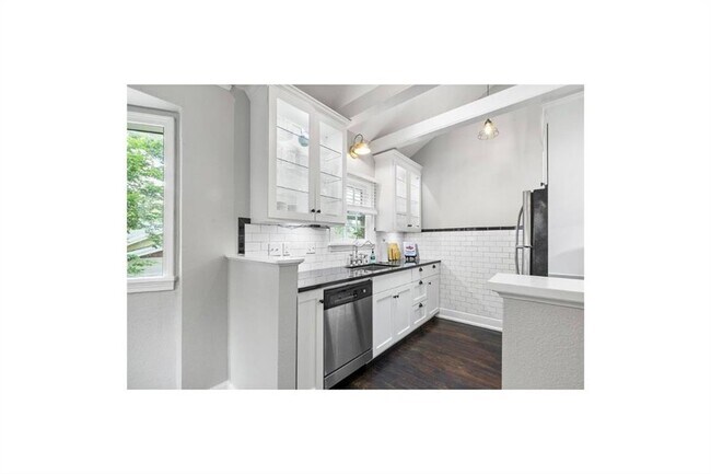Building Photo - 121 Boles St