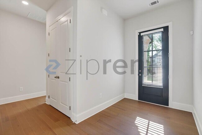 Building Photo - Unit