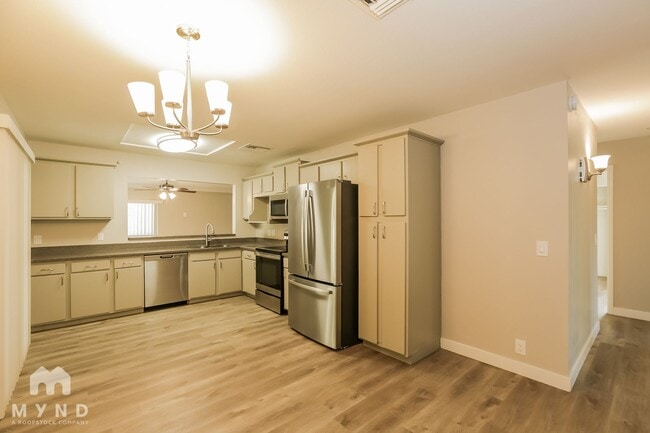 Building Photo - 1116 W Dunbar Dr