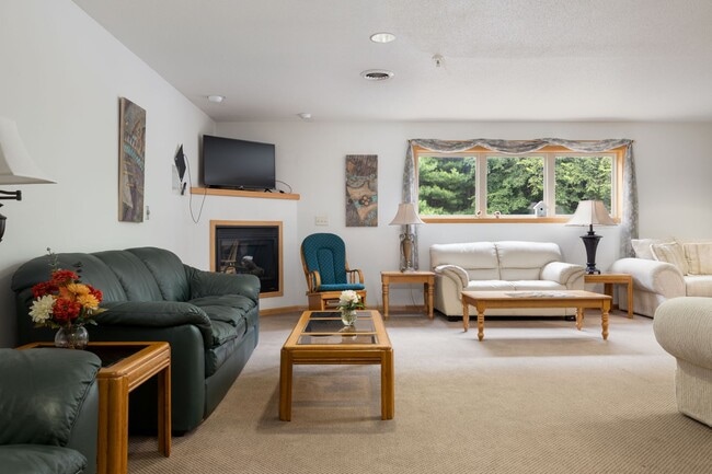 Foto del edificio - Pine Ridge Apartment Homes - 135 Marcou Rd...