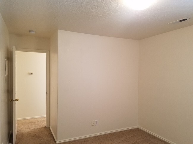 Building Photo - **Darling Apartment at Westminster Manor**