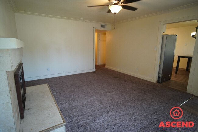 Foto del edificio - Charming Home Off of White Ln and Ashe