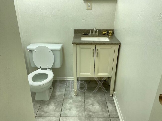 Foto del edificio - 208 W 1st St