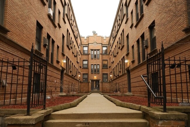 Building Photo - 814 W Cornelia Ave