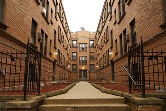 Building Photo - 814 W Cornelia Ave