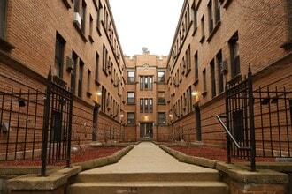 Building Photo - 814 W Cornelia Ave