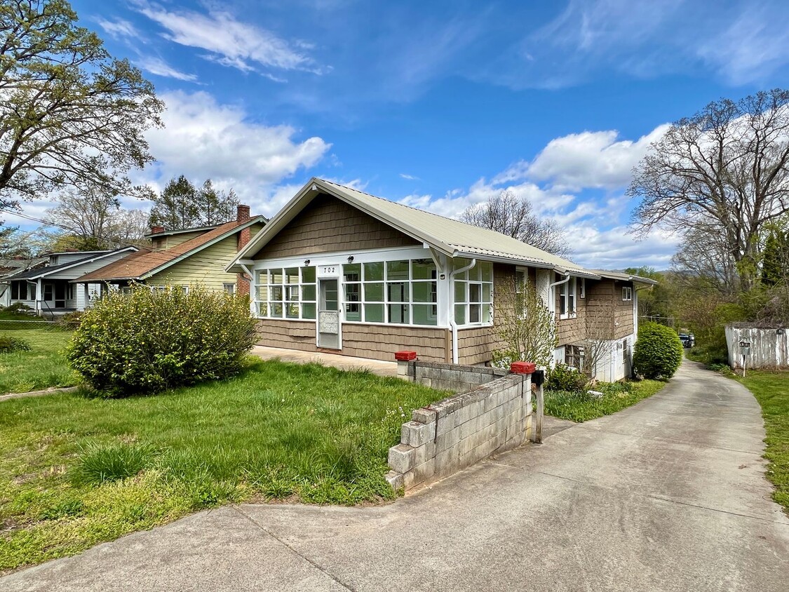 Foto principal - Charming 2 Bedroom Home - All utilities in...