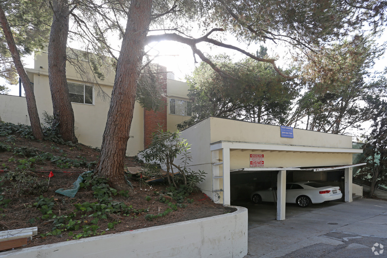 Building Photo - 662-666 Kelton Ave