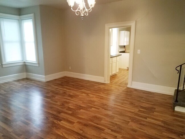 Foto del edificio - Centrally located 4 bedroom house