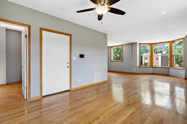 Building Photo - 427 E 42nd Pl