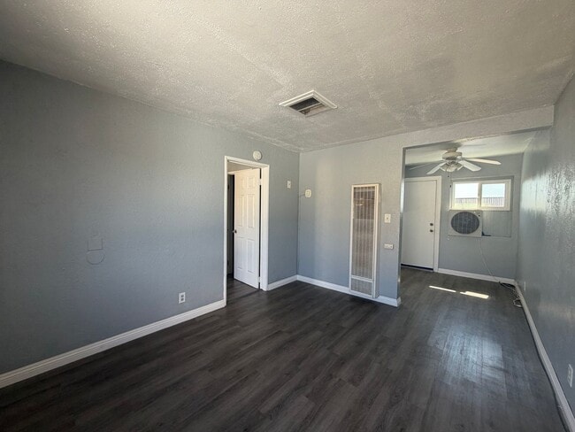 Building Photo - 400 W Fredricks St