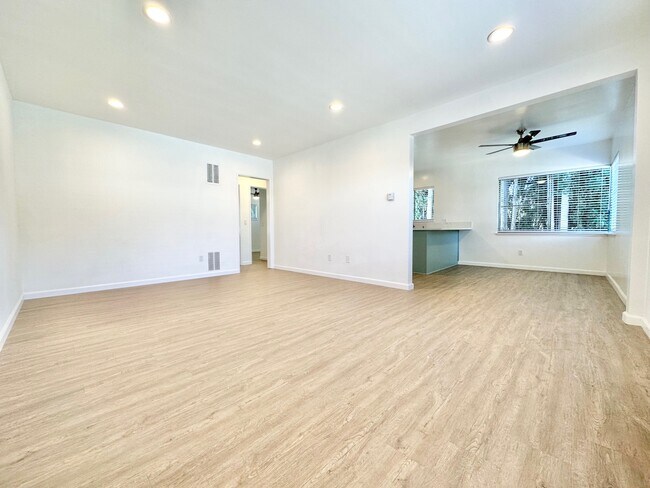 Building Photo - 10707 Landale St