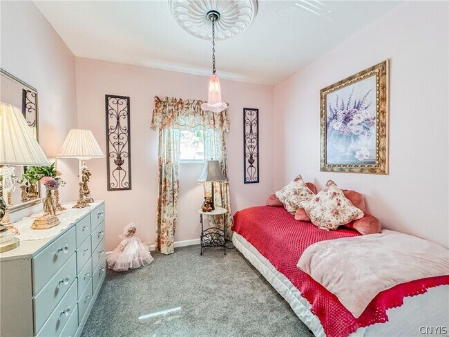 Foto del edificio - Step into this charming home in Auburn, fe...