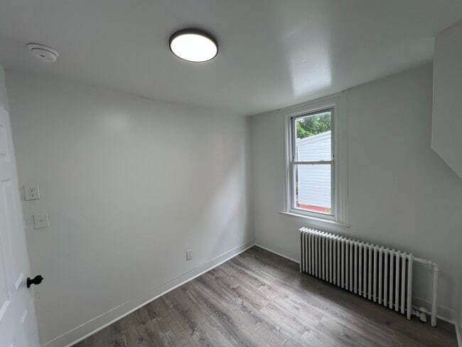 Building Photo - 305 E 20th St