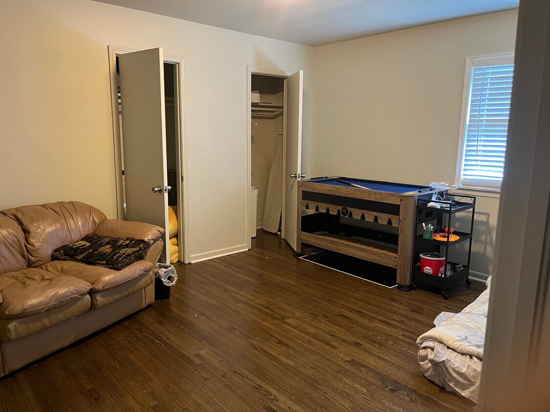 bedroom available for rent- 13.5x11.5ft - 3751 S Braden Pl