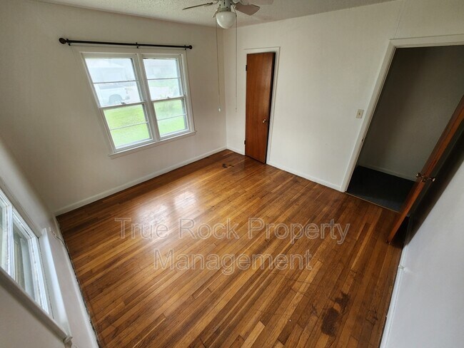 Foto del edificio - 424 W 1st St