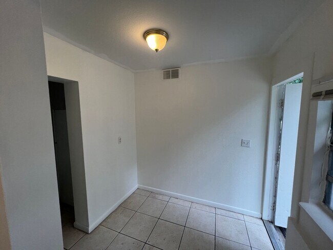 Foto del edificio - Nice Corner Lot