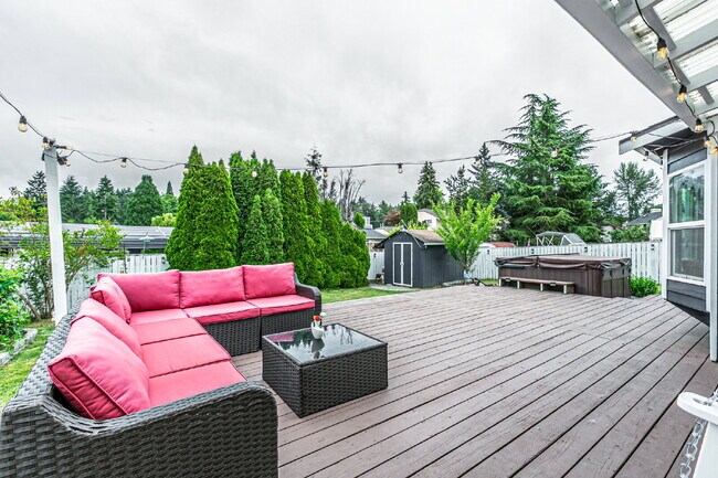 Foto del edificio - Energy-Efficient Kent Home with AC, Hot Tub, EV Charger & Large Fenced Yard- Available August 1st...