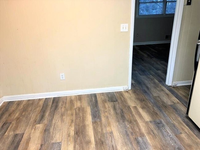 Building Photo - 121 Azalea Dr