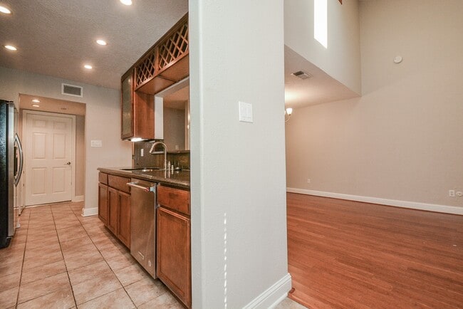 Building Photo - 13859 Hollowgreen Dr