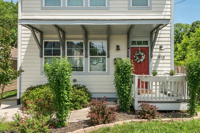 Foto del edificio - Stunning 4 Bedroom in Downtown Durham with...