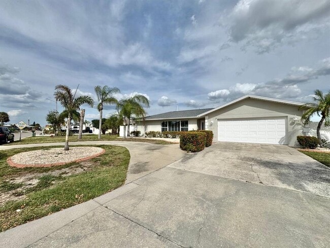 Building Photo - 6316 Lake Sunrise Dr
