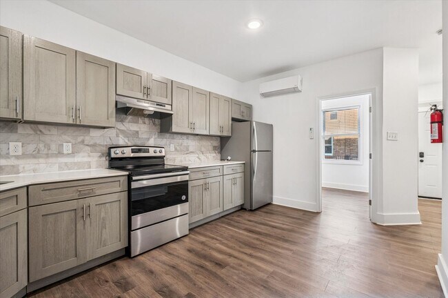 Building Photo - Newly Renovated 2 Bedroom Home! 3 full bat...