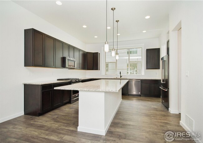 Foto del edificio - Beautiful 3 bed/3.5 bath Superior Townhome - Available May 4th!