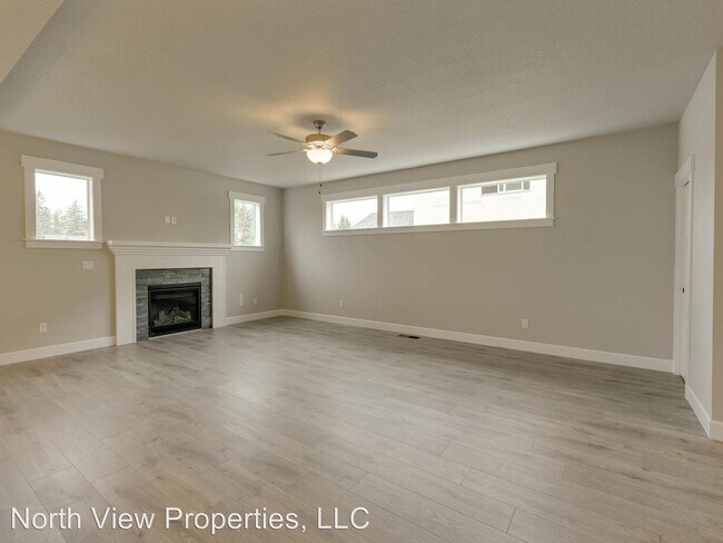 Building Photo - 207 SE Regan Hill Loop