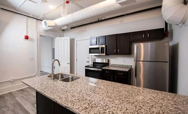 Foto del edificio - 325 W Market St