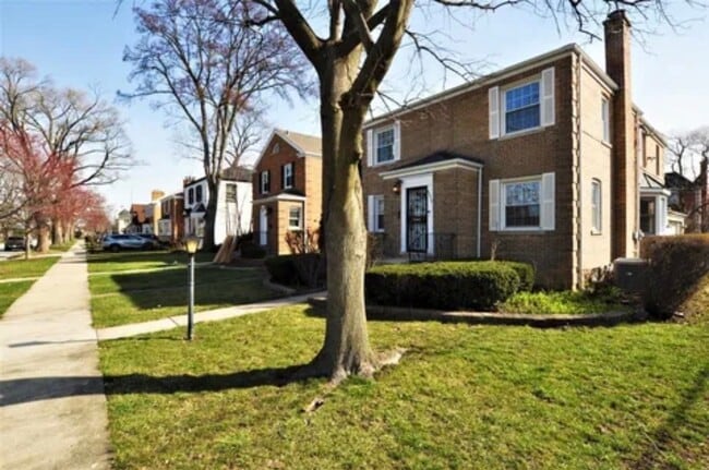Photo - 6815 N Lowell Ave (Lincolnwood, IL) House