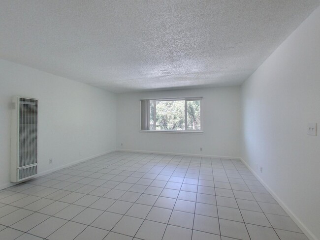 Building Photo - 3107 Willow Rd