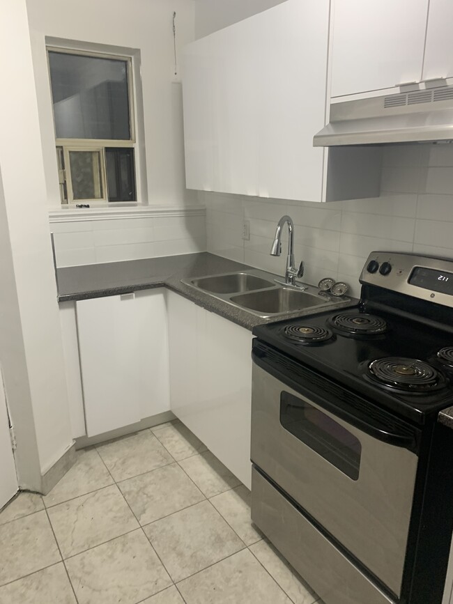 Building Photo - 1475 King St W