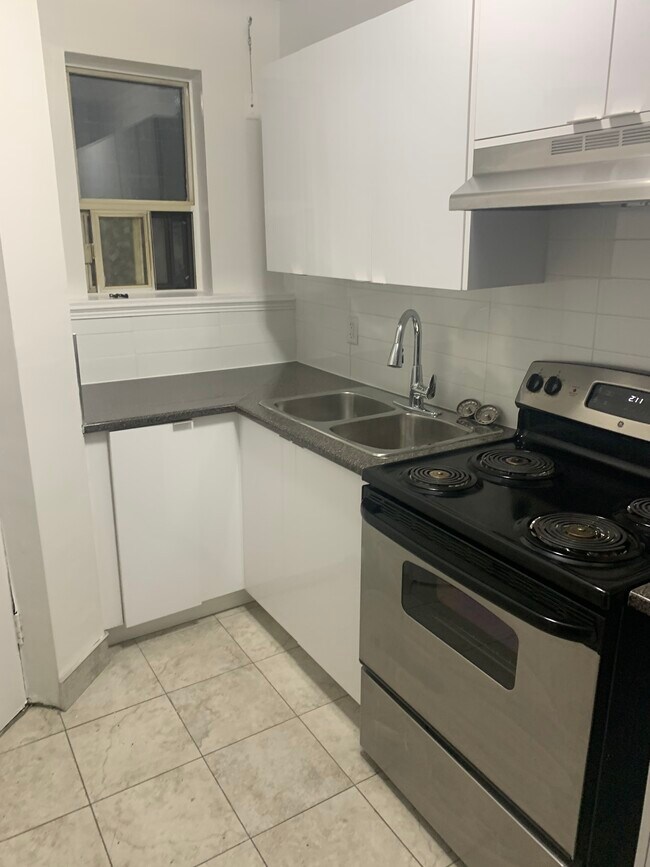 Photo du bâtiment - 1475 King St W