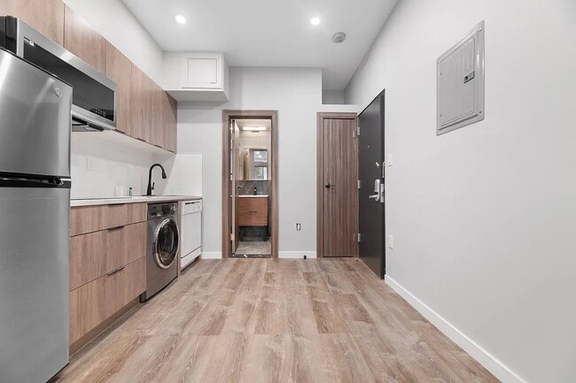 Building Photo - 437 W 46th St