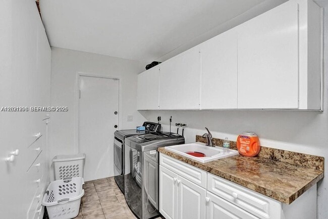 Building Photo - Northeast 214th Street, North Miami Beach, FL 33179 - 5 BR 4 BA single-family home