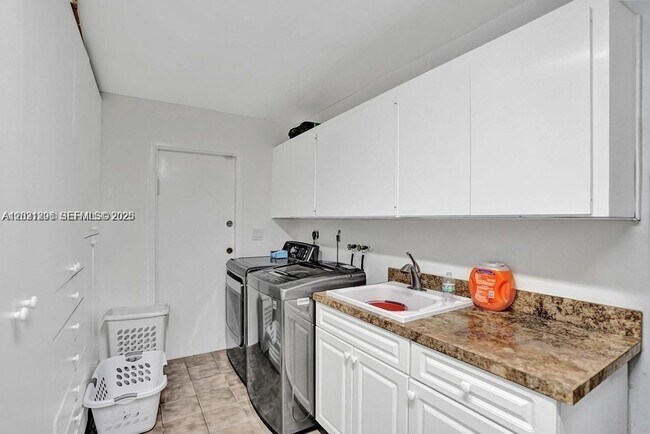 Foto del edificio - Northeast 214th Street, North Miami Beach, FL 33179 - 5 BR 4 BA single-family home
