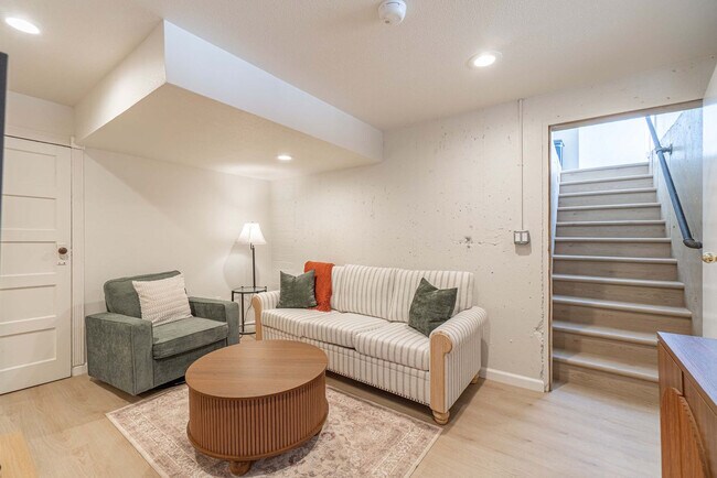 Foto del edificio - 1692 Oakhurst Ave