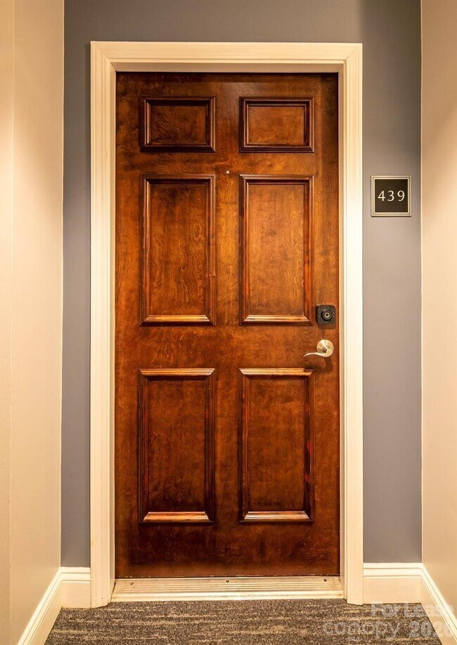 Foto del edificio - 300 W 5th St