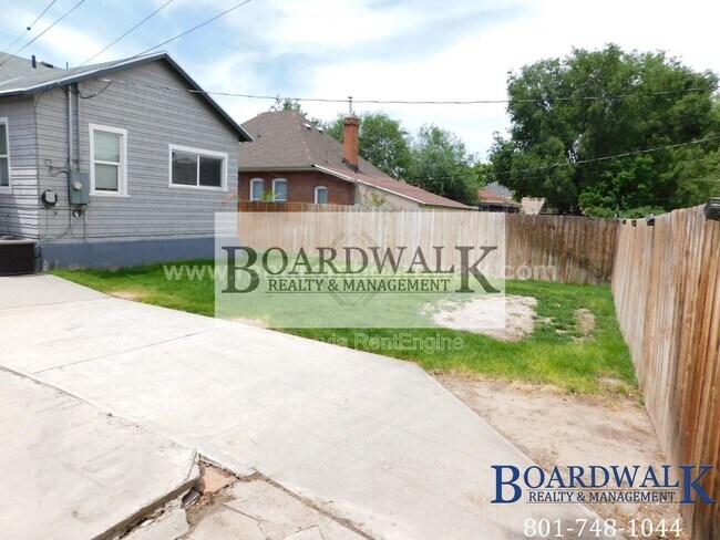 Building Photo - 657 Warnock Ave S