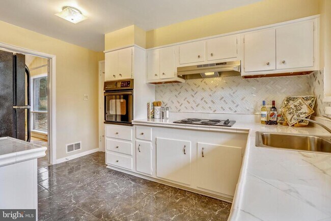 Foto del edificio - 6048 Rossmore Dr