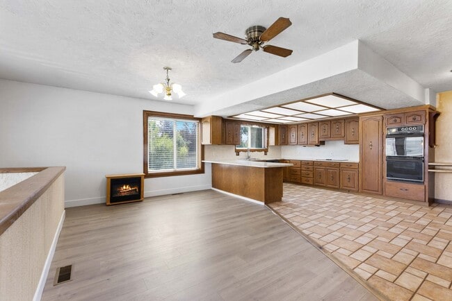 Building Photo - 4 BED 2.5 BATH HOME IN REXBURG