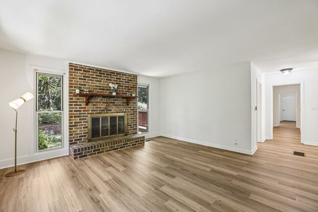 Building Photo - Charming Ranch Style Home With Spacious Basement in Brookhaven